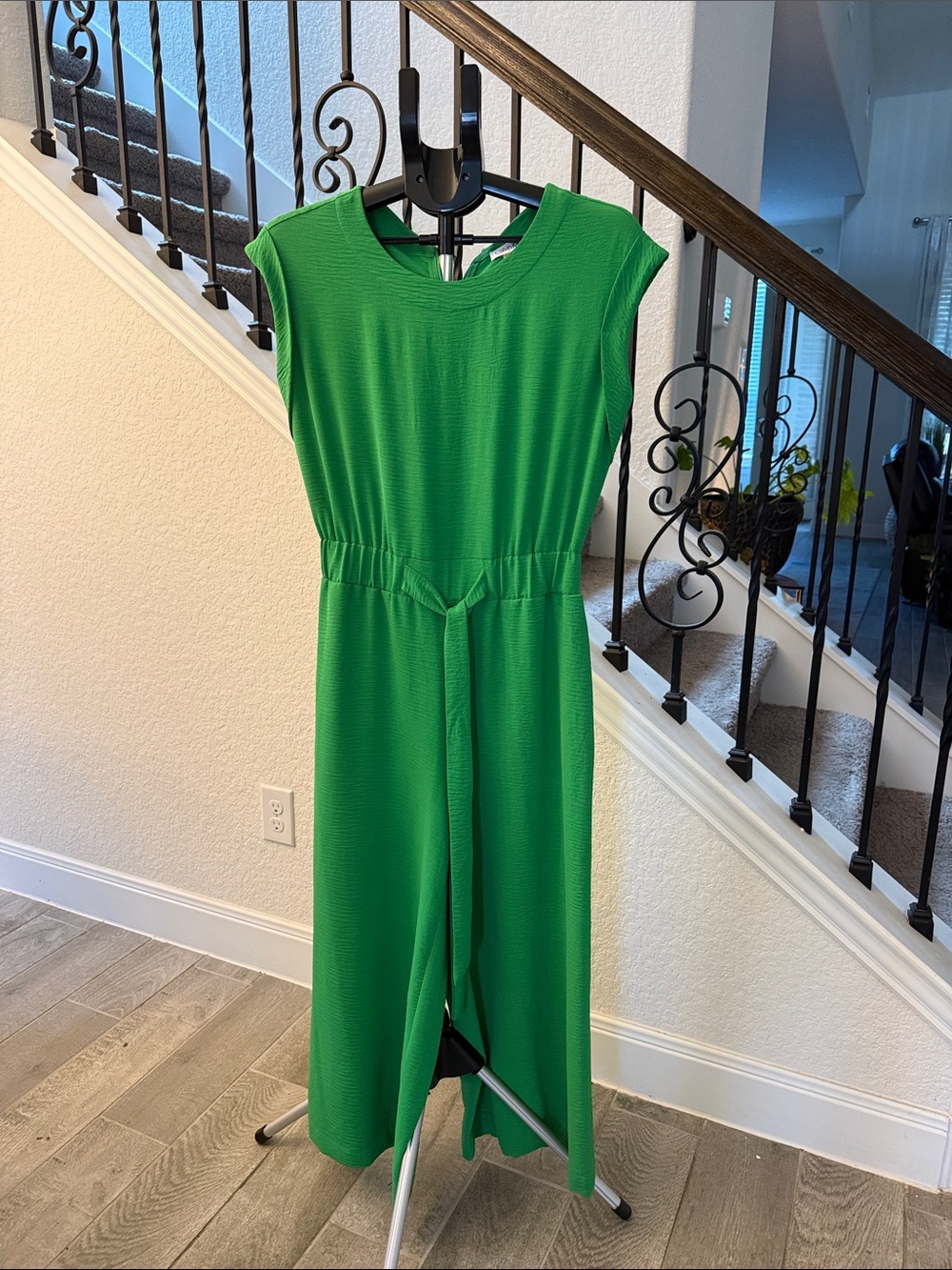 Calvin Klein Bright Green Sleeveless Tie-Waist pocketed Jumpsuit. Fits like a 6.